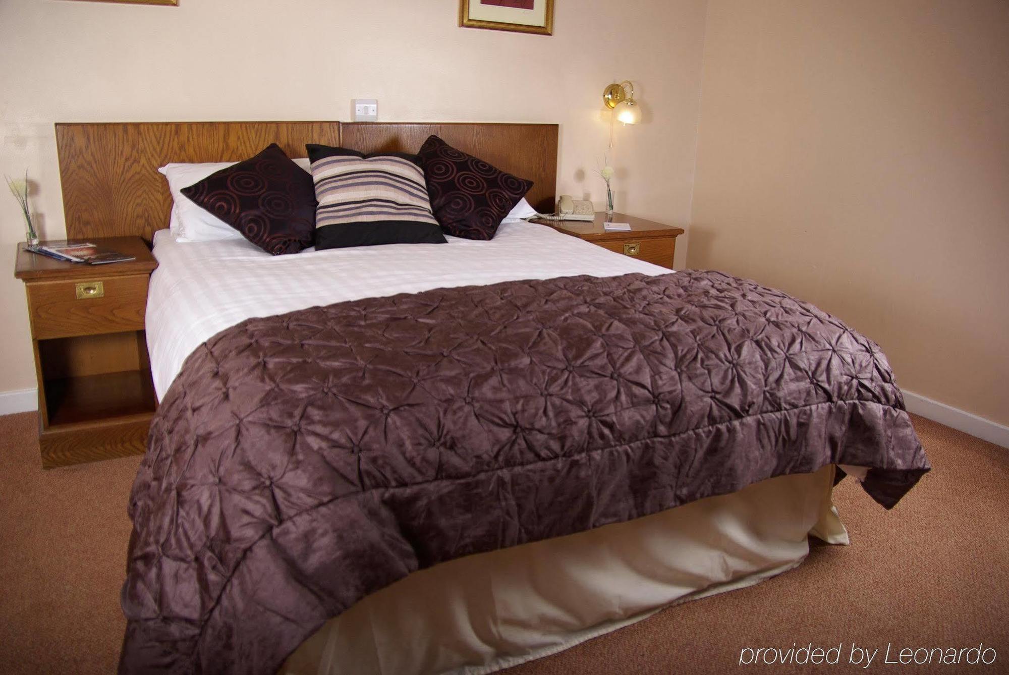 Beaufort Park Hotel Молд Номер фото